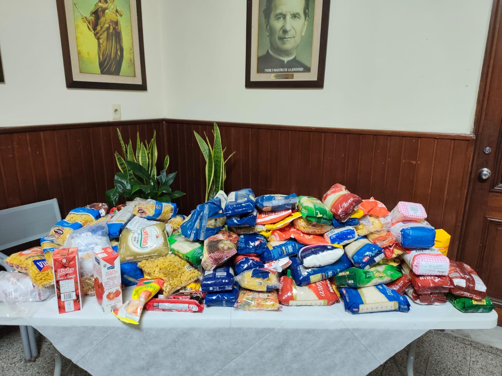 Mesa con los alimentos no perecederos reunidos como entrada al evento