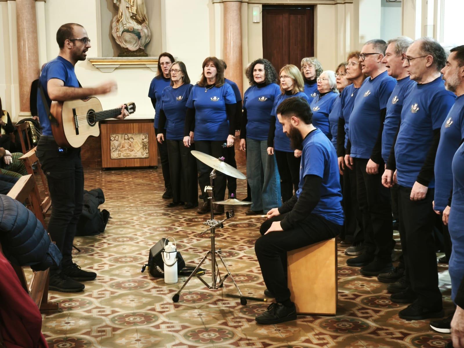 Coral Cantemus cantando junto a guitarra y cajón en Cantamos y Saboreamos 2
