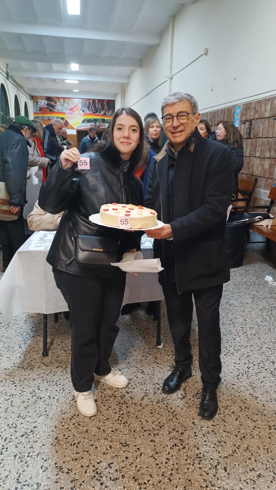 Ganadores de la torta red velvet posando con su premio