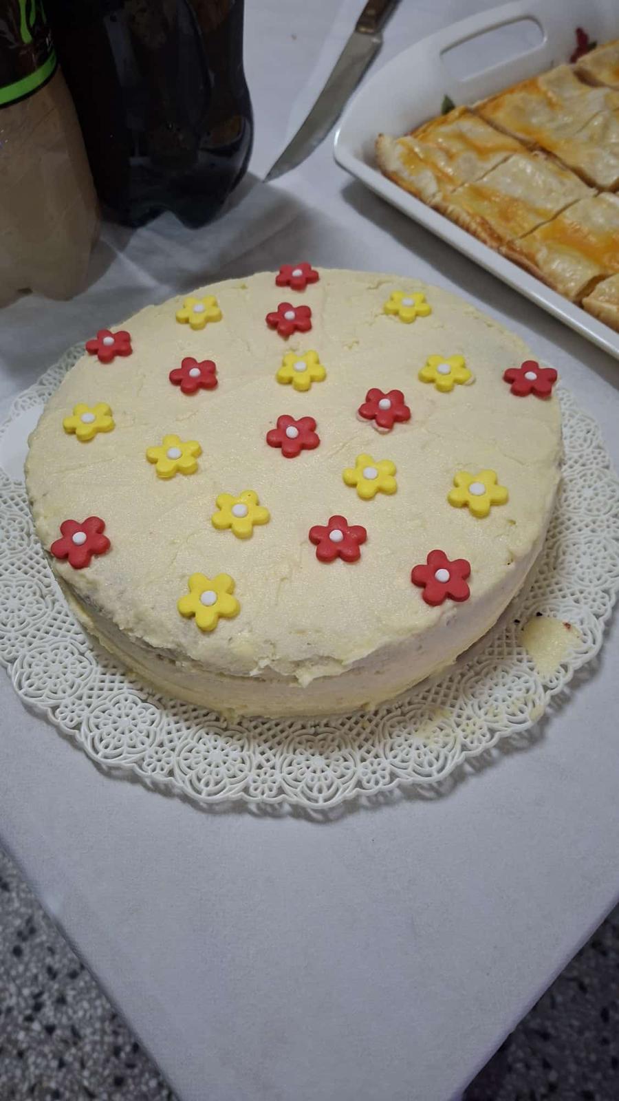 Torta red velvet decorada con flores rojas y amarillas