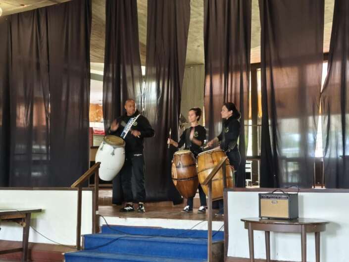 Cerramos cantando en La Fontana del Argentino hotel y nos despedimos de este encuentro disfrutando del paisaje y almorzando en un lindo restaurante de la rambla de los Argentinos